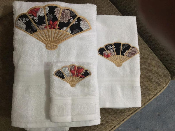 Applique Towel Set by Rosemarie